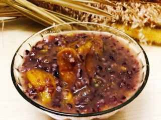 9、黑米红薯粥,装入碗中