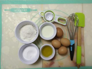 1、杂粮戚风蛋糕,准备好所有材料。