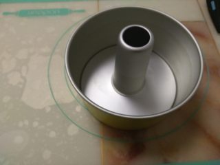 2、杂粮戚风蛋糕,把所用的模具清洗干净后擦干水分备用。