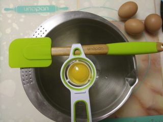 3、杂粮戚风蛋糕,分离蛋清蛋黄。