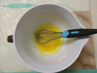 4、杂粮戚风蛋糕,蛋清中加入一些细砂糖，搅拌均匀。