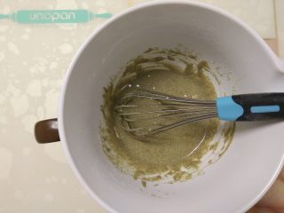 8、杂粮戚风蛋糕,用手动打蛋器呈z字形搅拌均匀。