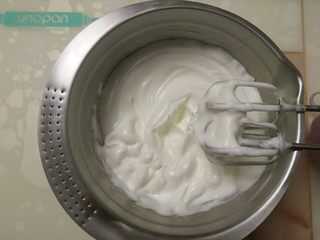 9、杂粮戚风蛋糕,蛋清中加入几滴柠檬汁和细砂糖，用电动打蛋器打发至湿性偏干状态。