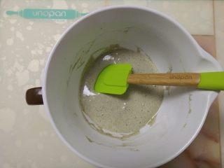 10、杂粮戚风蛋糕,取三分之一打发好的蛋清到蛋黄糊中，切拌均匀。