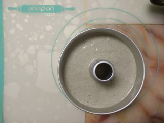 12、杂粮戚风蛋糕,倒入准备好的模具中。