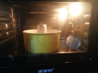 13、杂粮戚风蛋糕,送入预热好的烤箱，170度40分钟。