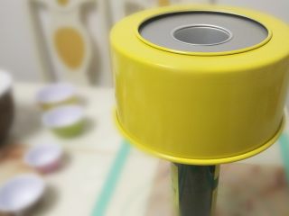 14、杂粮戚风蛋糕,出炉后倒扣在细口瓶子上，彻底晾凉后脱模。