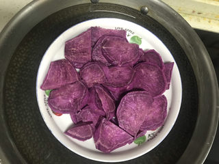 1、紫薯芝麻饼,紫薯切片上锅蒸熟