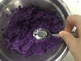 2、紫薯芝麻饼,然后压成泥状