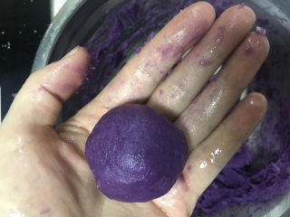 5、紫薯芝麻饼,收口捏紧再揉圆