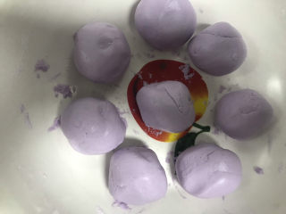 10、紫薯芝麻饼,把面团也分成8份