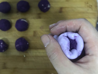 13、紫薯芝麻饼,最后收口慢慢变小,直到看不到紫薯馅,把收口捏紧揉圆