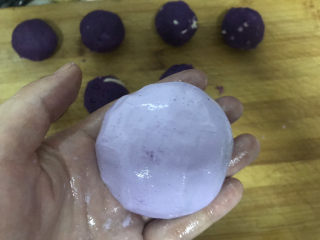 14、紫薯芝麻饼,揉圆按扁成饼状