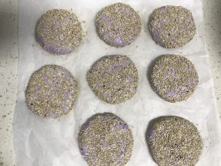 17、紫薯芝麻饼,全部粘完芝麻