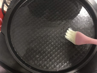 18、紫薯芝麻饼,电饼档预热好刷油