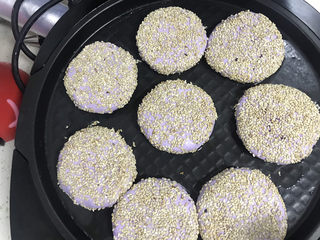 19、紫薯芝麻饼,把饼坯放入锅中,小火烙