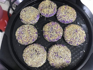 20、紫薯芝麻饼,隔2分钟翻过来烙另一面,勤翻面,两面交替着烙