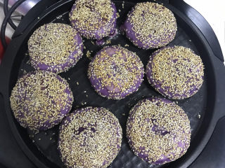 21、紫薯芝麻饼,烙至两面都金黄色,用铲子轻轻按压饼,能快速回弹就是熟了