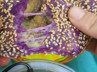 24、紫薯芝麻饼,拉丝效果还不错吧