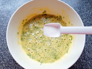 5、华夫鸡蛋饼,放盐和纯净水搅拌均匀。