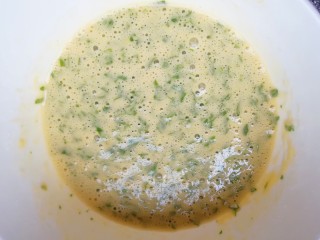 6、华夫鸡蛋饼,准备好的鸡蛋饼糊静置几分钟。
