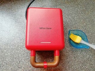 8、华夫鸡蛋饼,盖上盖子预热(指示灯灭了即预热完成)。