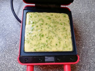 9、华夫鸡蛋饼,倒入蛋糊，盖上盖子加热4-5分钟。