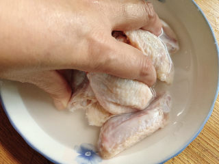 2、奥尔良鸡翅,将鸡翅抓洗干净，沥干水分备用。