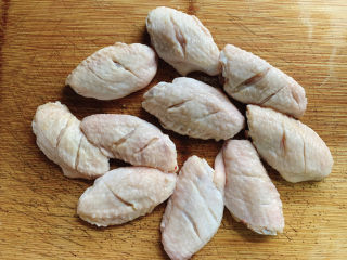 3、奥尔良鸡翅,将鸡翅两面刻上花刀，加入适量葱姜和料酒抓一抓，让鸡肉松弛舒展，一会儿更好入味。