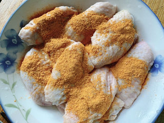 5、奥尔良鸡翅,均匀的撒在鸡翅上。