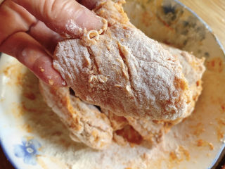 8、奥尔良鸡翅,在面上打一层薄薄的底即可。这种炸法，就是挂干粉，鸡翅外壳没有厚实面粉糊的炸鸡～