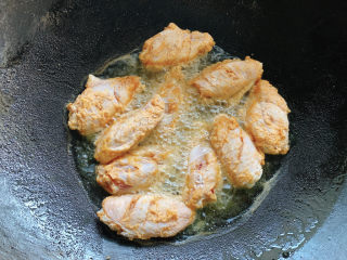 9、奥尔良鸡翅,中火入锅中，炸至表面定型。