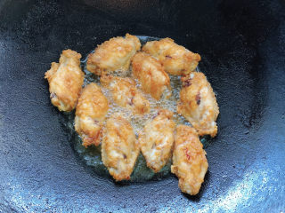 10、奥尔良鸡翅,翻面继续炸，炸到两面金黄，然后转小火再炸3分钟。