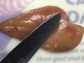 1、炸鸡排,准备一块鸡胸肉