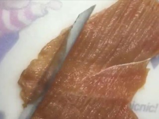 2、炸鸡排,从中间横向片开，再用刀背轻轻敲打，方便入味