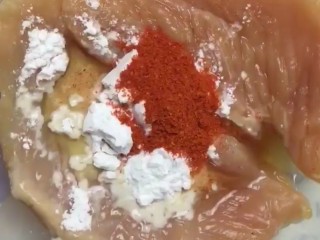 3、炸鸡排,加料酒，一勺淀粉，少许盐，奥尔良腌料