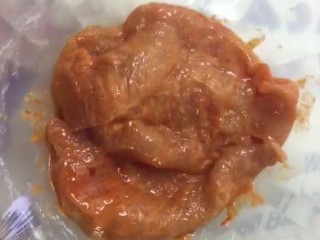 4、炸鸡排,抓匀盖上保鲜膜腌制两小时