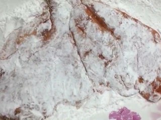5、炸鸡排,腌好后拍上一层土豆淀粉
