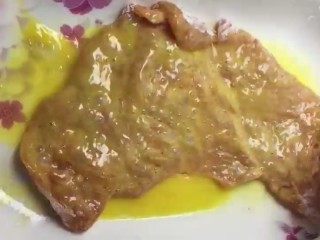 6、炸鸡排,沾上鸡蛋液