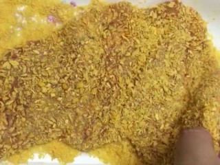7、炸鸡排,最后裹上面包糠
