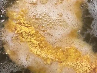 8、炸鸡排,油温五成热下锅慢炸