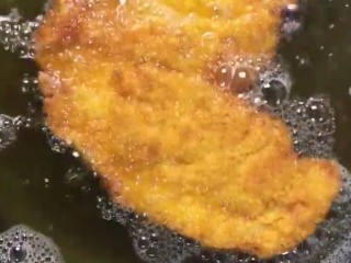 9、炸鸡排,小火炸至金黄酥脆捞出