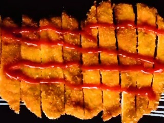 10、炸鸡排,最后骑上番茄酱，鸡排做好
