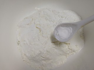 2、核桃酥,加入2g小苏打，搅拌均匀。