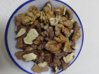 3、核桃酥,十个核桃剥出来的80克的核桃仁。