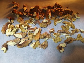 4、核桃酥,生的核桃烤要一下，掰成小块。