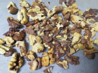 6、核桃酥,烤至微黄。