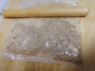 7、核桃酥,放入保鲜袋，擀碎。