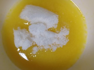 11、核桃酥,加入70克的白糖。