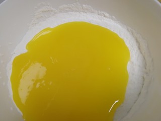 13、核桃酥,倒入面粉中。